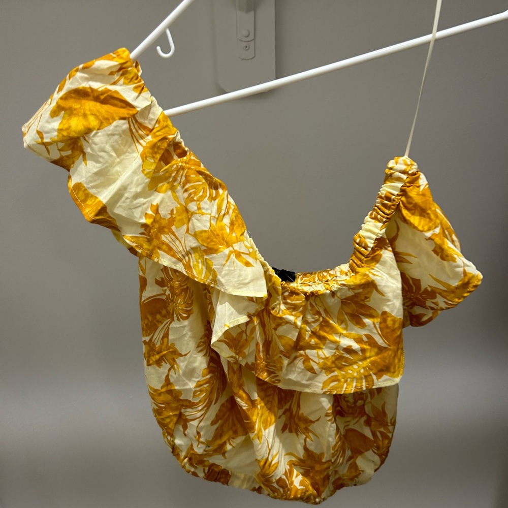 Banana Republic yellow ruffle crop sz M